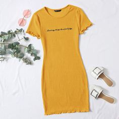 Трикотажное платье с оригинальной отделкой и вышивкой Shein