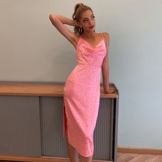 атласное платье с леопардовым принтом и открытой спиной Shein