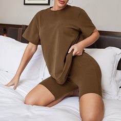 Однотонный топ и байкерские шорты Shein