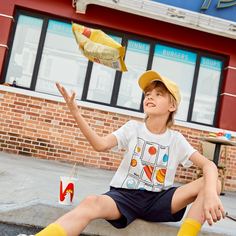 Шорты и футболка с графическим принтом для мальчиков Shein