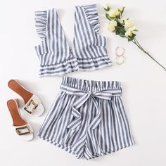 Двухцветный короткий топ в полоску и шорты с поясом Shein