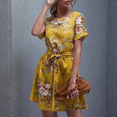 Платье с цветочным принтом и поясом Shein