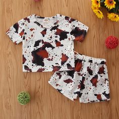 Контрастная футболка и шорты для мальчиков Shein