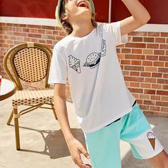 Шорты и футболка с мультипликационным принтом для мальчиков Shein