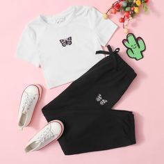 Топ с вышивкой бабочки и джоггеры с узлом для девочек Shein