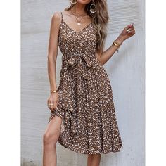 Платье на бретельках с поясом и цветочным принтом Shein