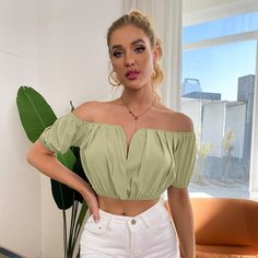 Кроп топ с открытыми плечами и сборкой Shein