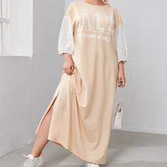 Платье размера плюс с текстовым принтом и разрезом Shein