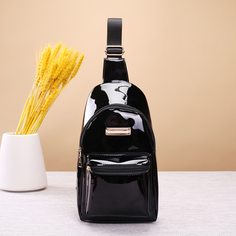 Сумка-слинг из лакированной кожи Shein