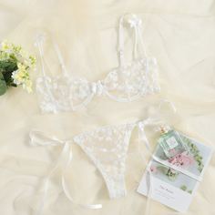 Комплект сетчатого нижнего белья на косточках с вышивкой сердечка Shein