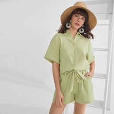 Однотонная блуза и шорты с поясом Shein