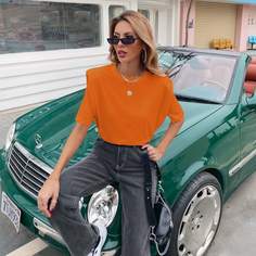 Однотонная футболка с подплечниками Shein