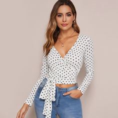 Короткий топ в горошек с поясом и v-образным вырезом Shein