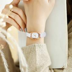 Простые кварцевые часы Shein
