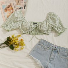 Короткий топ в клетку с цветочным принтом Shein