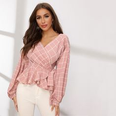 Топ на запах в клетку с поясом и оригинальным рукавом Shein