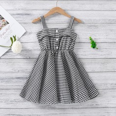 Расклешенное платье на бретельках в клетку для девочек Shein