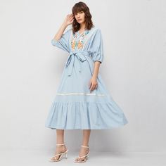 Платье с поясом и вышивкой Shein