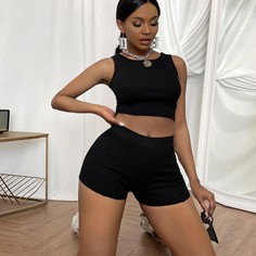 Однотонная короткая майка и байкерские шорты Shein