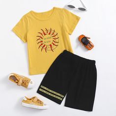 Футболка с графическим принтом и шорты для мальчиков Shein