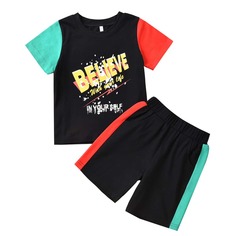 Контрастная футболка и шорты с текстовым принтом для мальчиков Shein