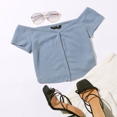 Вязаный топ с пуговицами и открытыми плечами Shein