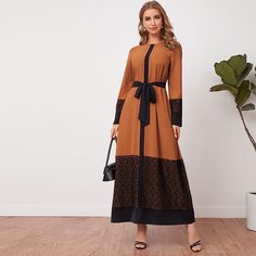 Двухцветное платье с поясом и кружевной отделкой Shein