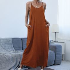 Однотонное платье на бретельках с карманом Shein