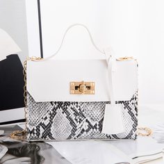 На цепочке змеиный принт Элегантный Сумка Shein