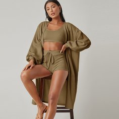 Трикотажная короткая майка, байкерские шорты и пальто Shein