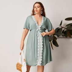 Платье размера плюс с глубоким воротником и кружевом Shein