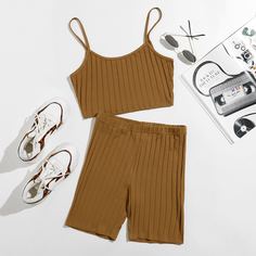 Однотонная короткая майка и байкерские шорты Shein