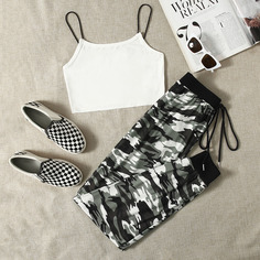 Однотонный топ и камуфляжные спортивные брюки Shein