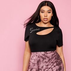 Асимметричная футболка со стразами и текстовым принтом размера плюс Shein