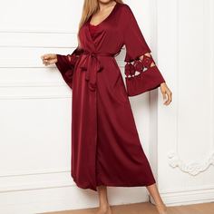 Ночной халат с поясом и кружевной отделкой Shein