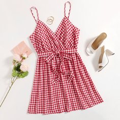 Платье размера плюс на бретельках в клетку с поясом Shein