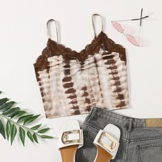 Топ на бретелях со сборками и принтом тай дай Shein