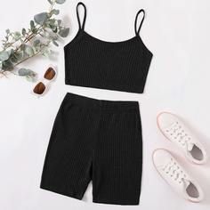 Однотонная трикотажная майка и байкерские шорты Shein
