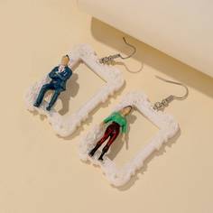 Квадратные серьги-подвески с графическим декором Shein