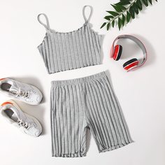 Байкерские шорты и топ с оригинальной отделкой Shein