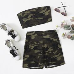 Короткий топ с камуфляжным принтом и байкерские шорты Shein