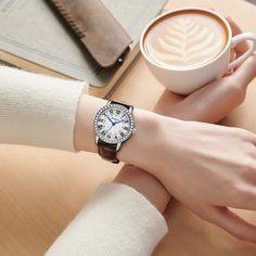 Круглые стрелочные кварцевые часы со стразами Shein