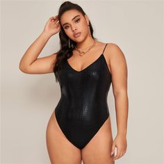 Рельефное боди размера плюс на бретелях Shein