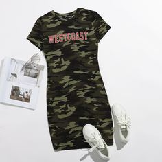 Платье с текстовым принтом и камуфляжным рисунком Shein