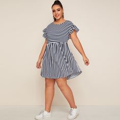 Платье размера плюс с полосатым принтом и оригинальным рукавом Shein