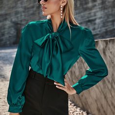 Атласная блузка с воротником-бантом Shein