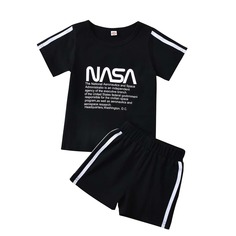 Футболка с текстовым рисунком и шорты для мальчиков Shein