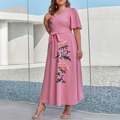 Платье размера плюс с цветочным принтом и поясом Shein