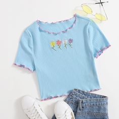 Короткая футболка с цветочной вышивкой Shein