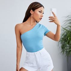 Однотонная футболка на одно плечо Shein
